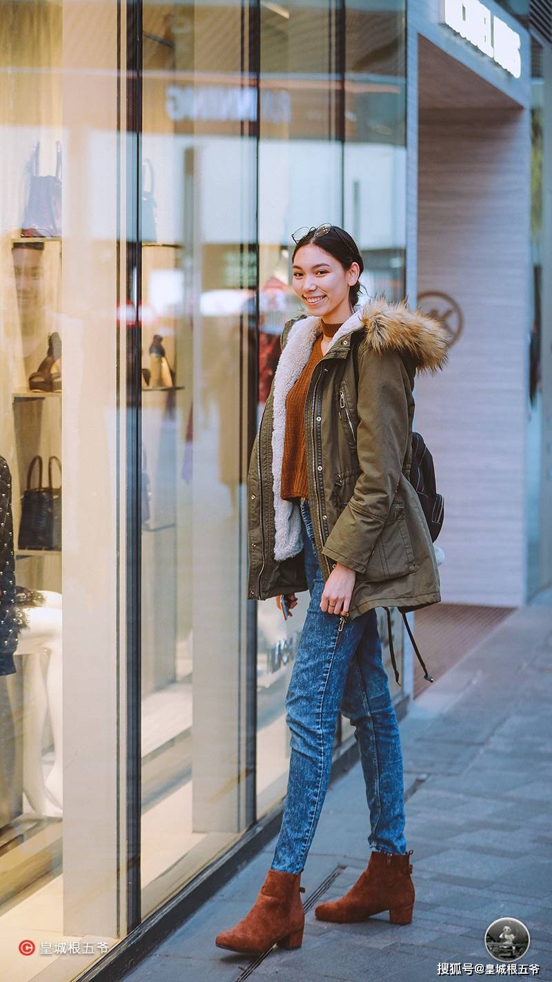 自律 街拍:每个女人都有机会在时尚界提升自我,变身更加美丽的天使