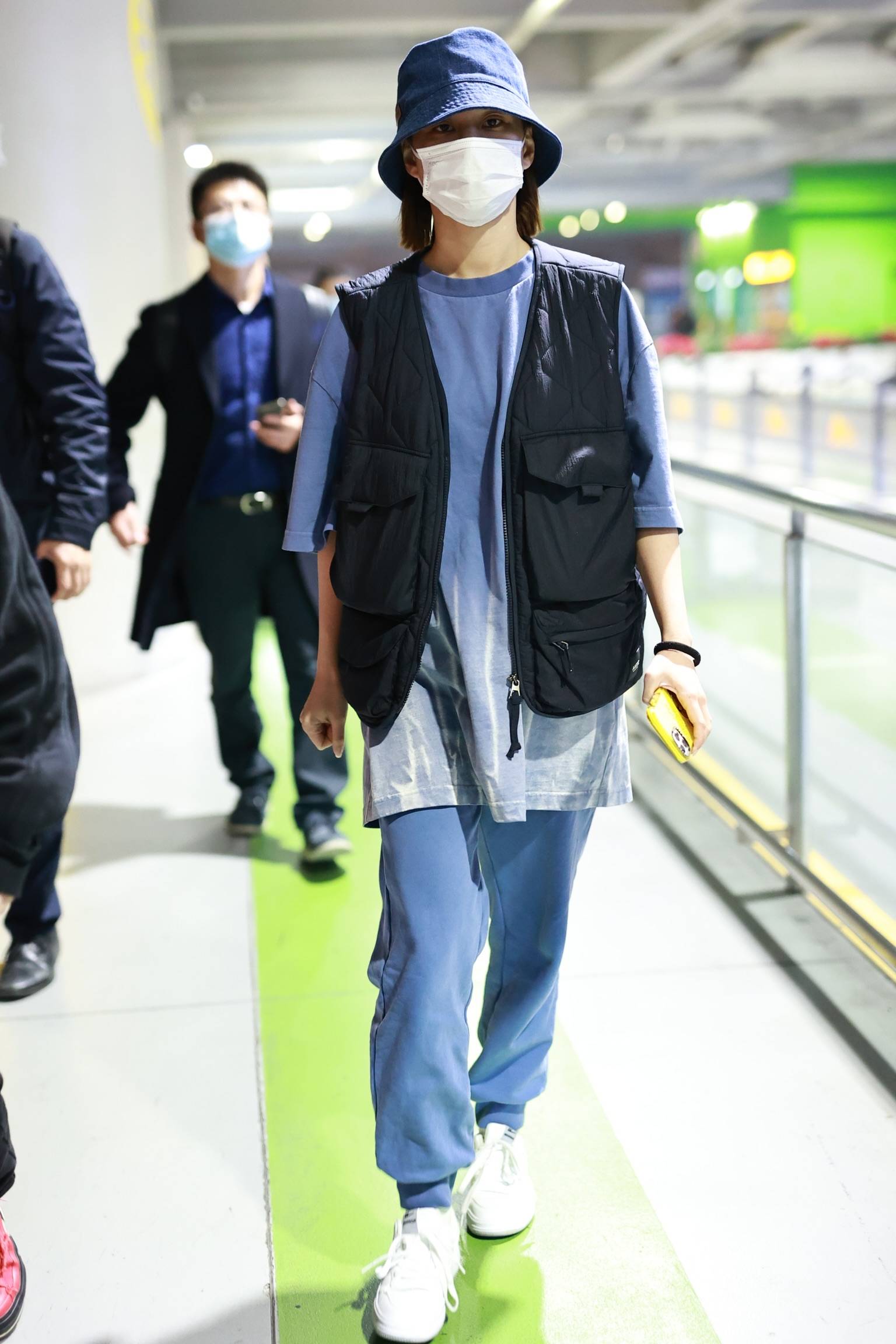 何超莲黑色马甲配蓝色渐变t恤酷拽 穿搭简约随性