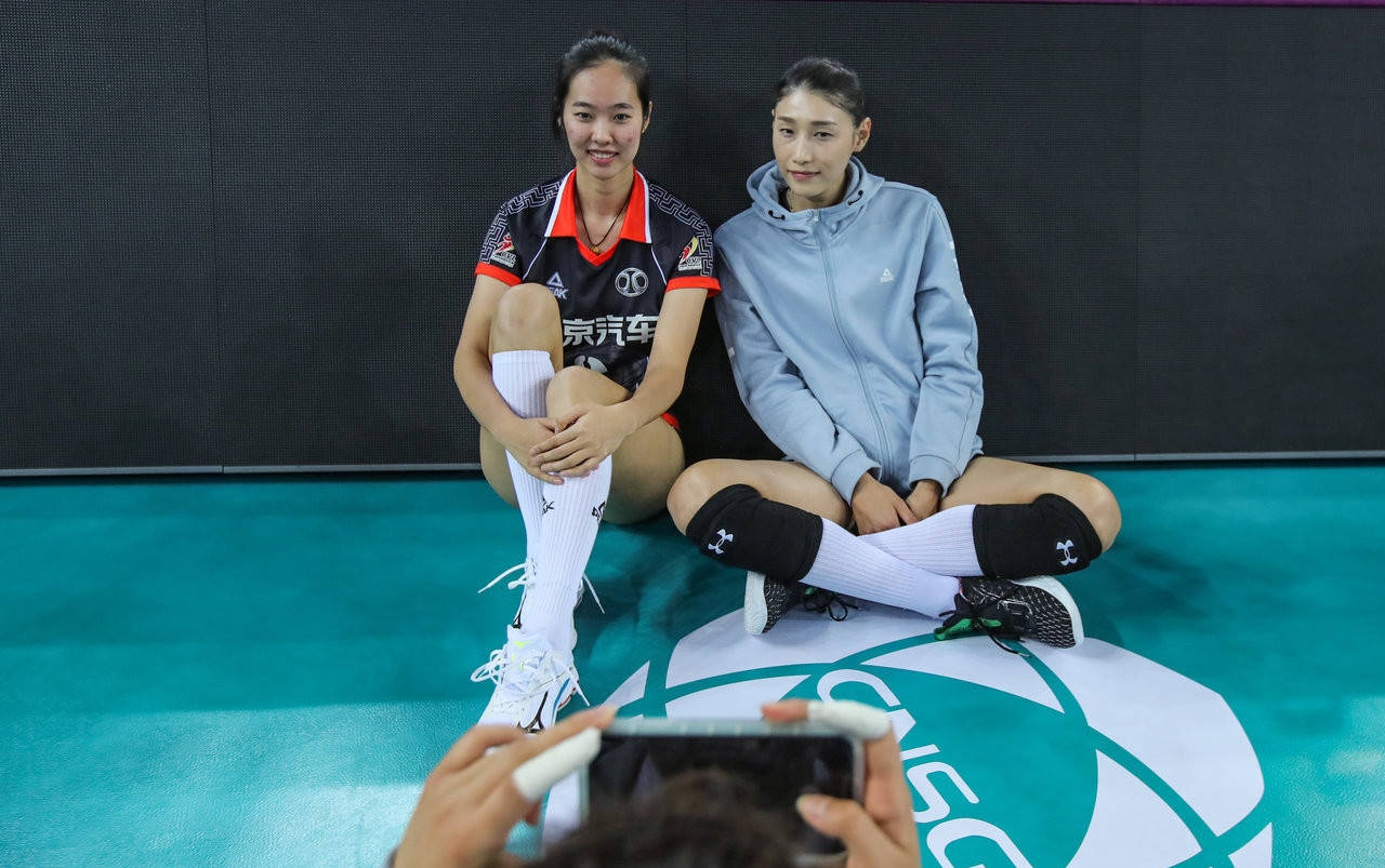 高清:人气火爆!对手排队与上海女排外援金软景合影