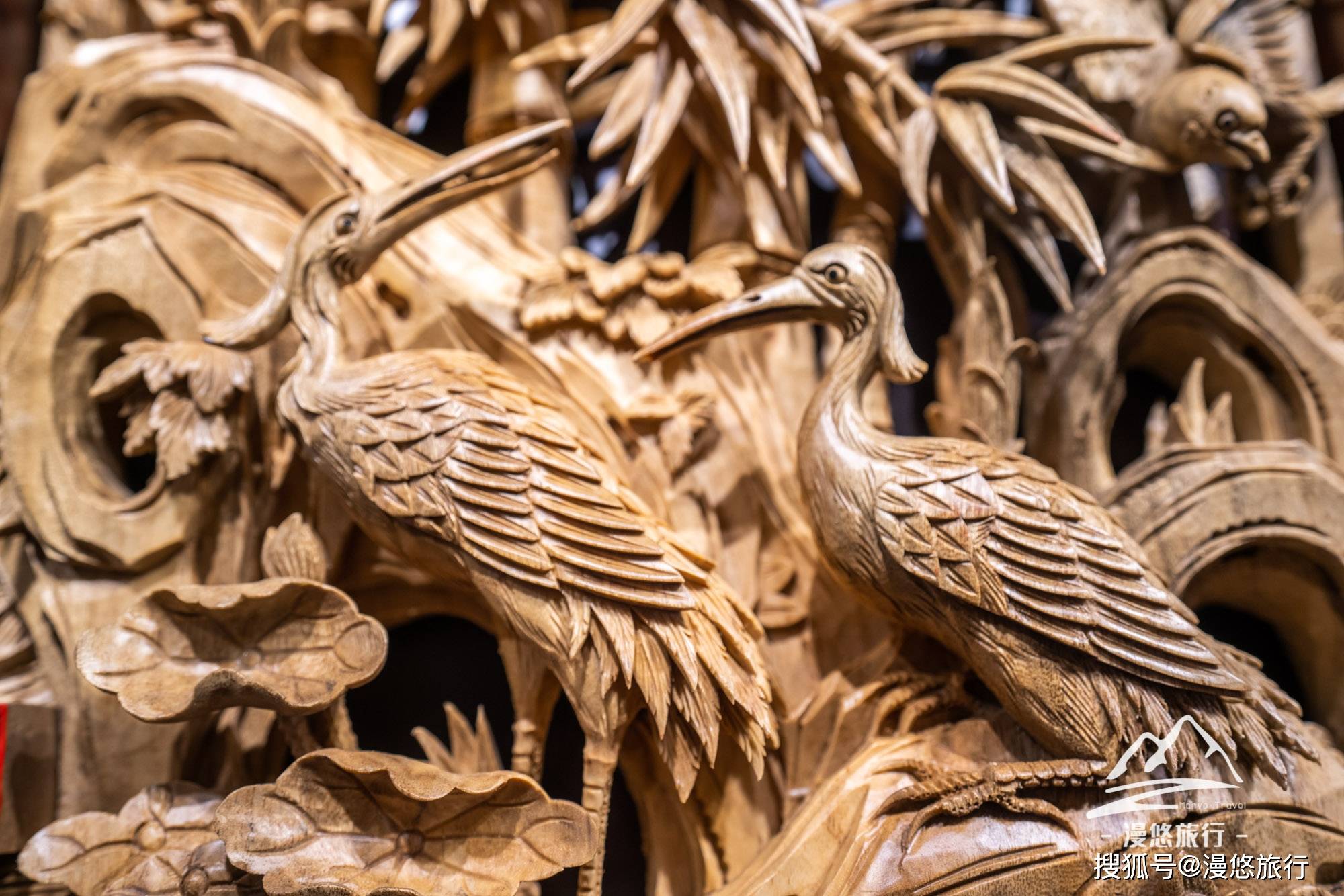 潮州木雕厉害了,一组售价10万元的"龙虾蟹笼"栩栩如生,游客爱不释手