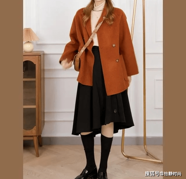 小黑裙搭配什么外套冬季 ff95f9380bdf44538c41f48bbdf185d3.png