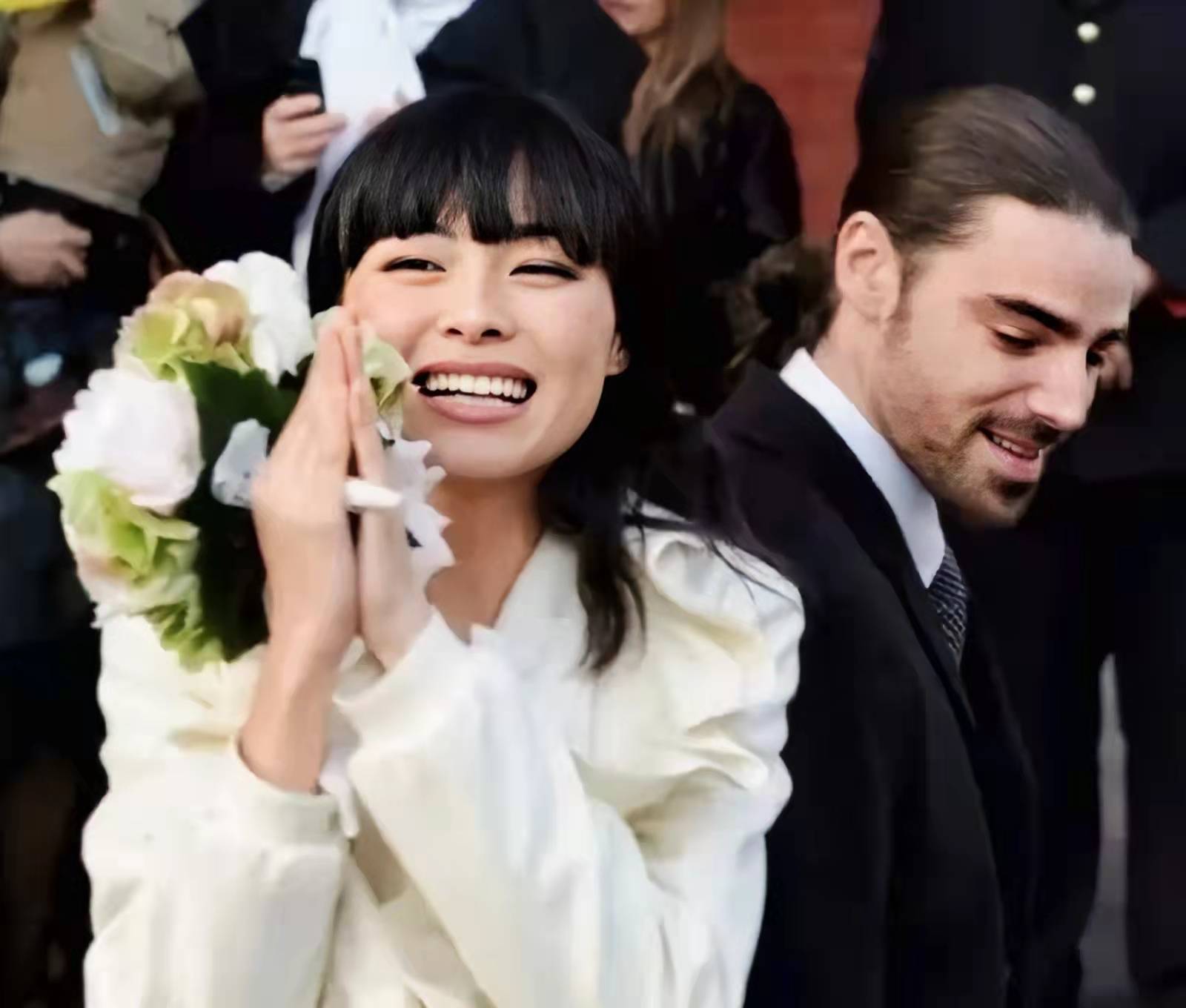 26岁嫁比利时王子,婚纱用"中国红",如今生下一个混血小王子_李然