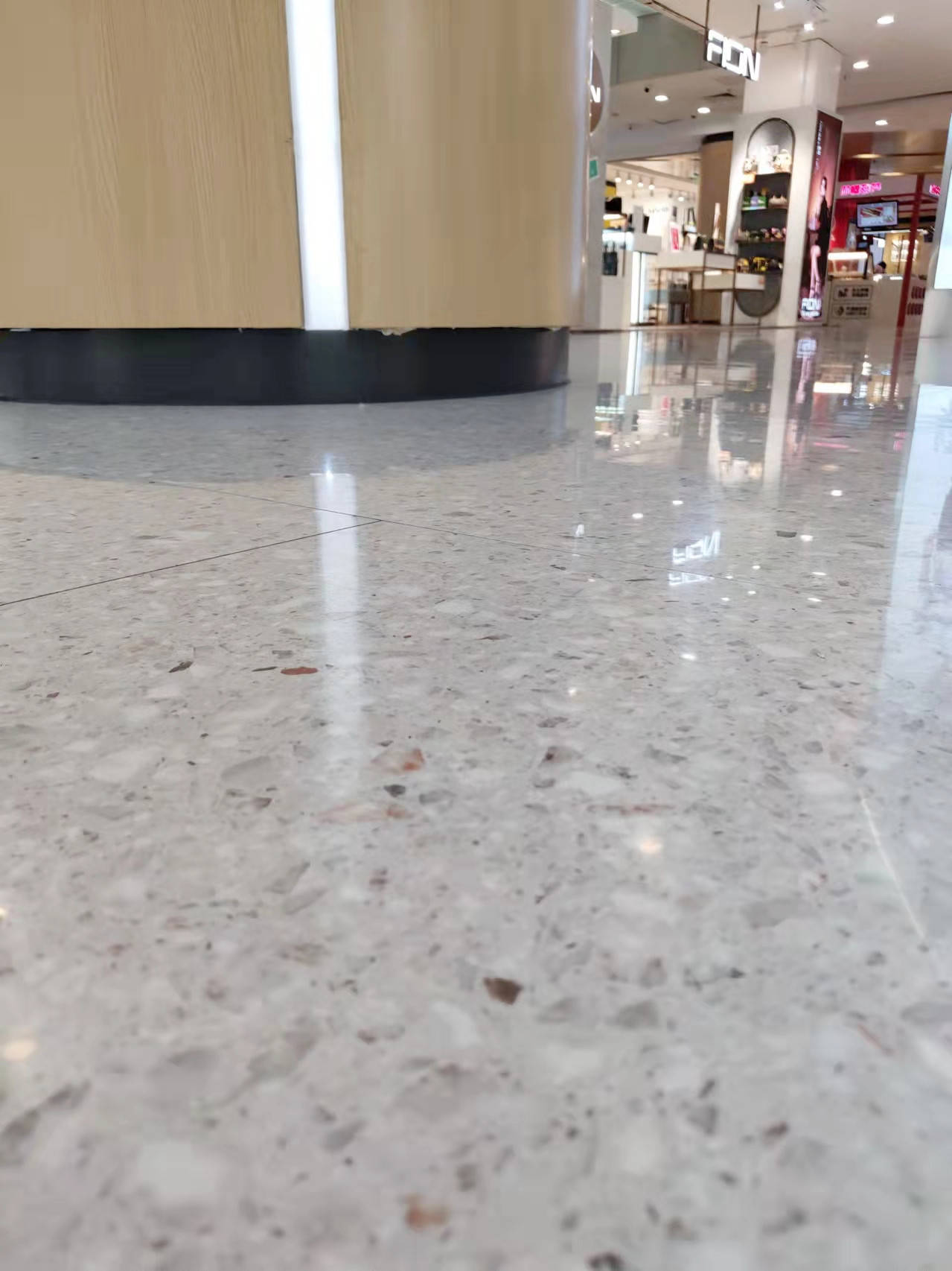 实拍商场地面5,经济性,开源节流是经营者的不二法门,地面作为卖场空间