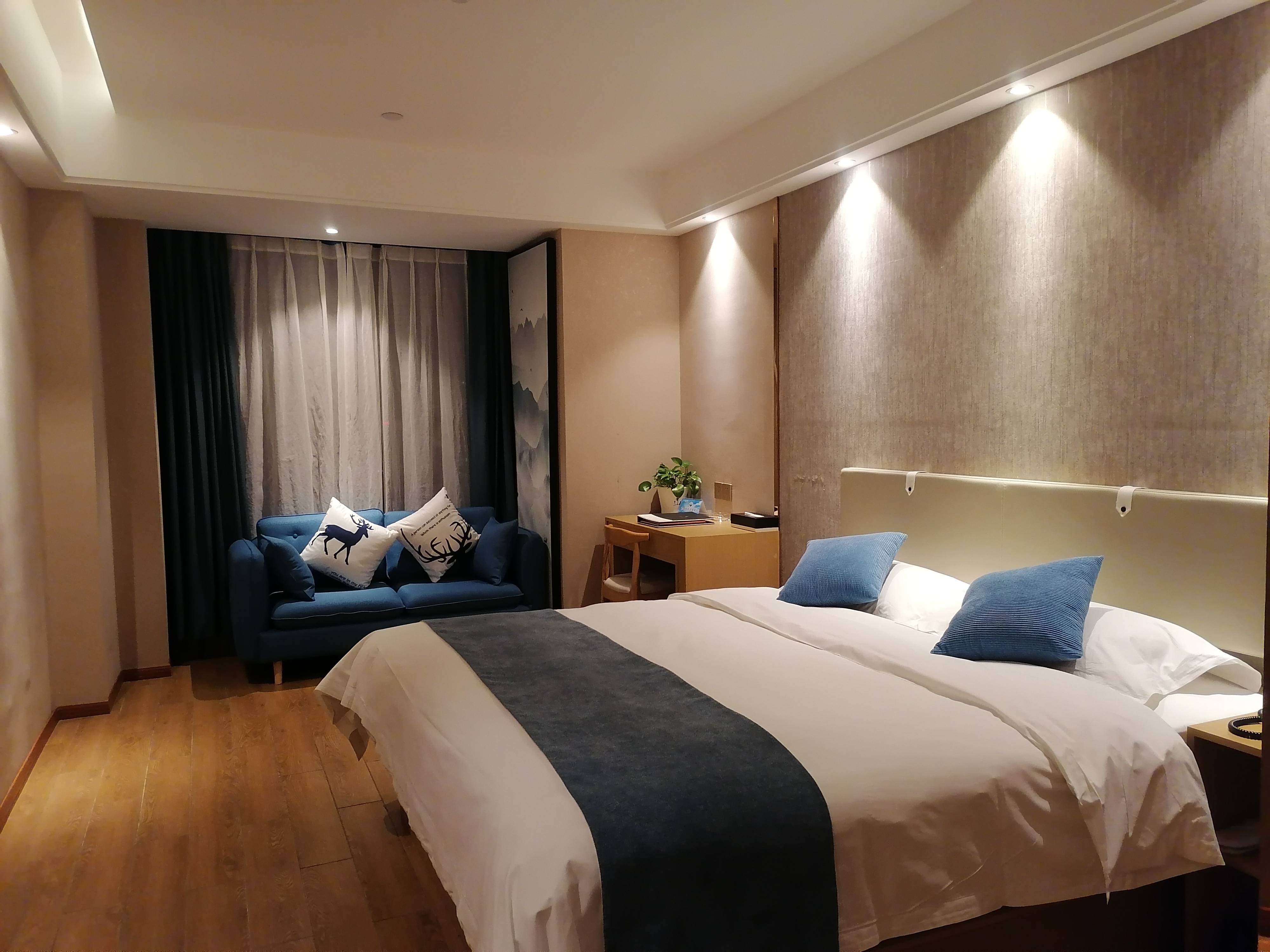 格林维珍天使酒店-酒店拥有营养自助早餐厅和免费停车场,楼下便是新城