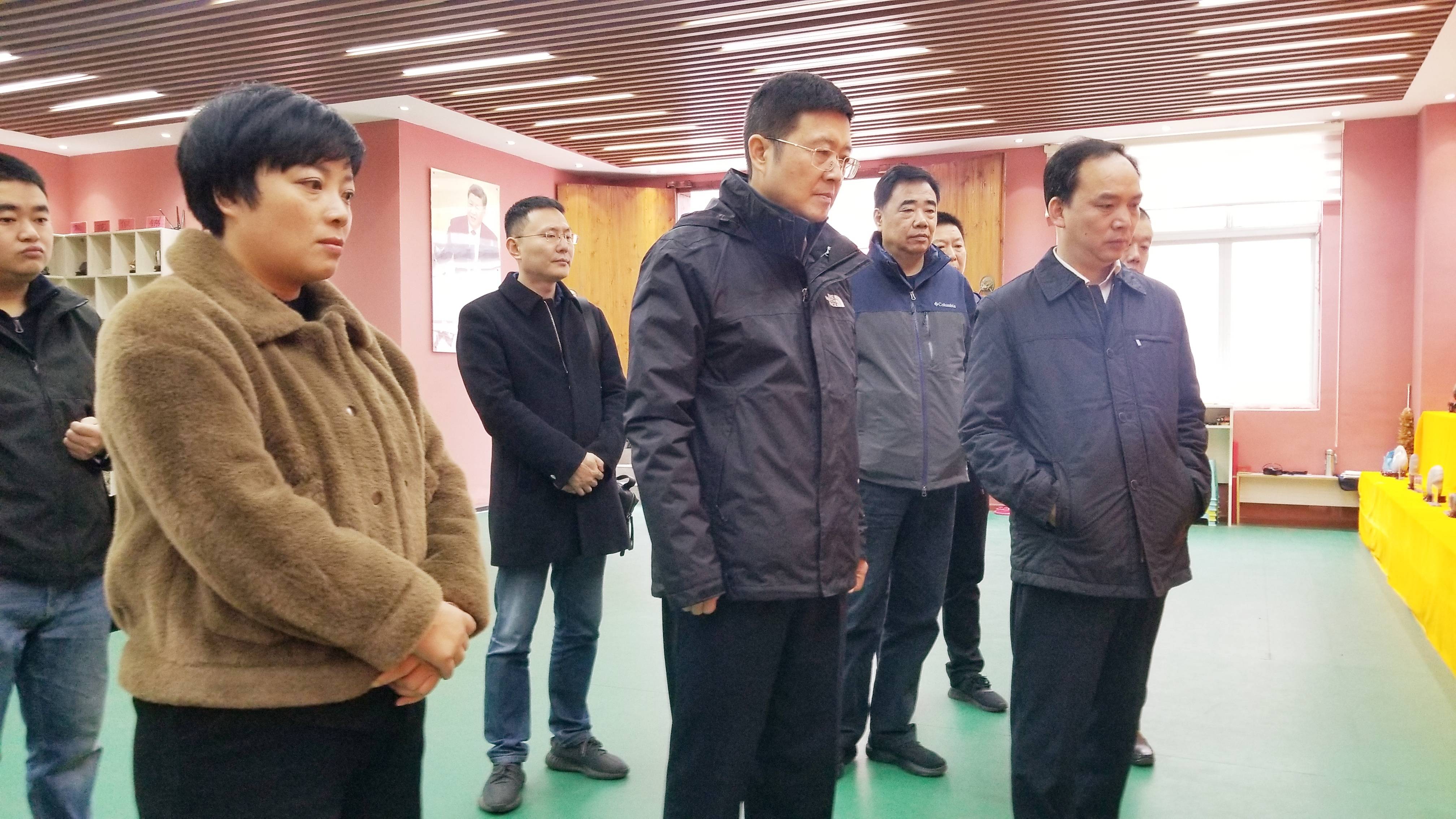 当天,上海铁路公安局帮扶工作小组在普安县委书记龙强,县委常委,组织