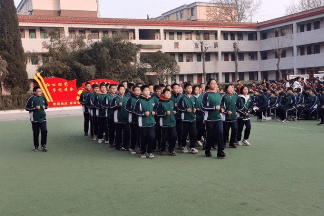 新密市刘寨镇初级中学:队列队形展风采 昂扬向上绽光芒_比赛_活动
