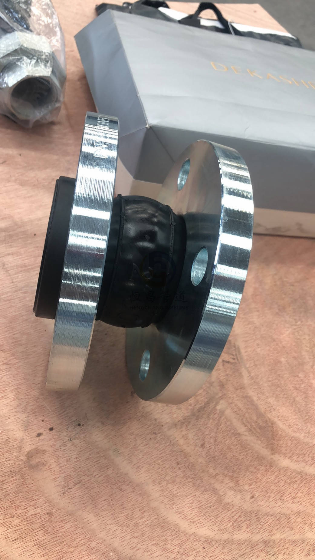 什么是双法兰可曲挠橡胶接头?