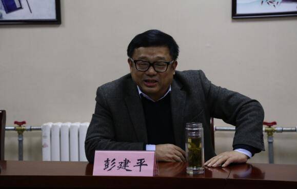 局党组书记,局长彭建平同志为张俊芳同志颁发了退休证,荣休纪念品及