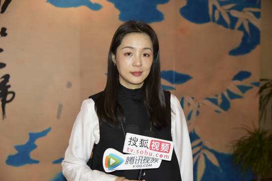 展览艺术家赵天叶接受媒体采访嘉宾观众参观展览展览现