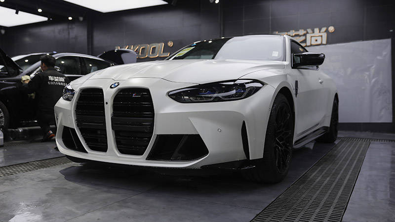 银白色的宝马m4贴哑光隐形车衣展示
