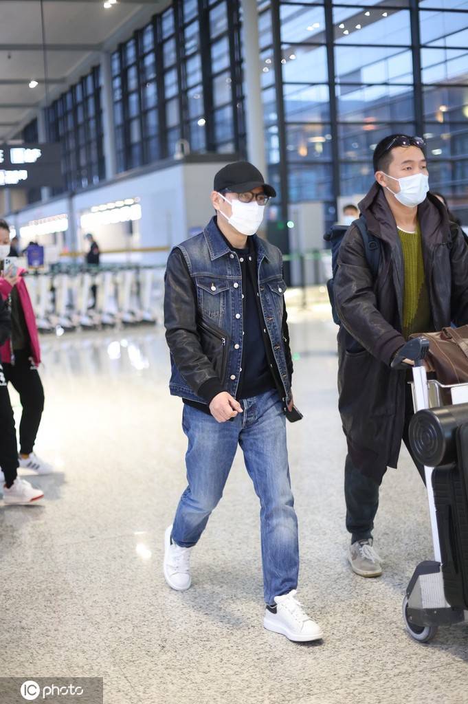 张信哲身穿牛仔马甲搭蓝色牛仔裤