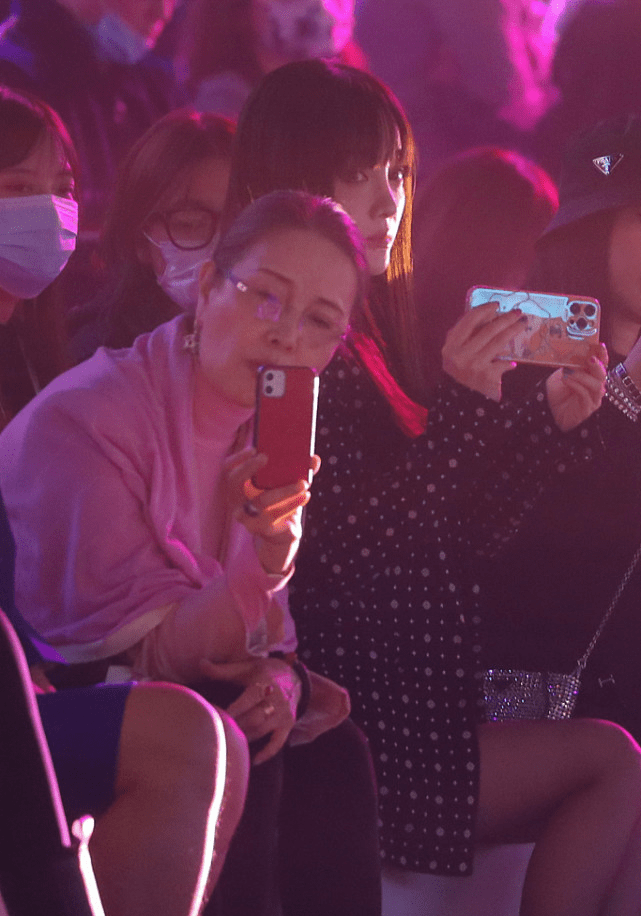 质感 大略且爽利的剪裁安排,领口翻领针织素材钩织