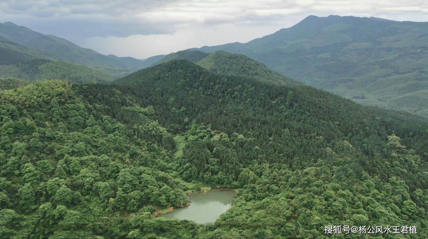 大家湖南郴州實地考察,用無人機航拍全局分享給大家,這是個高山結地