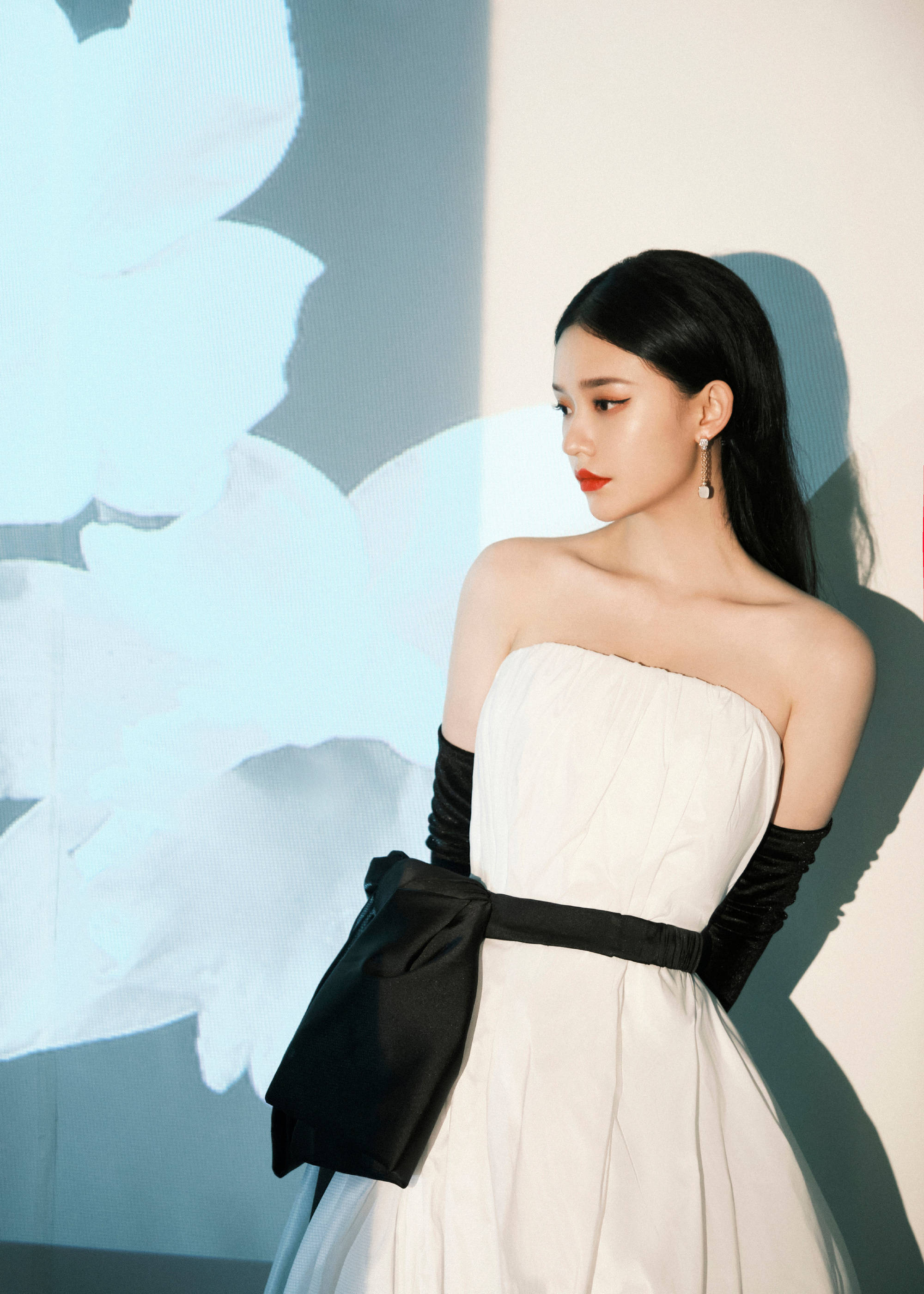 林允身穿白色氧气感抹胸长裙秀性感香肩优雅迷人