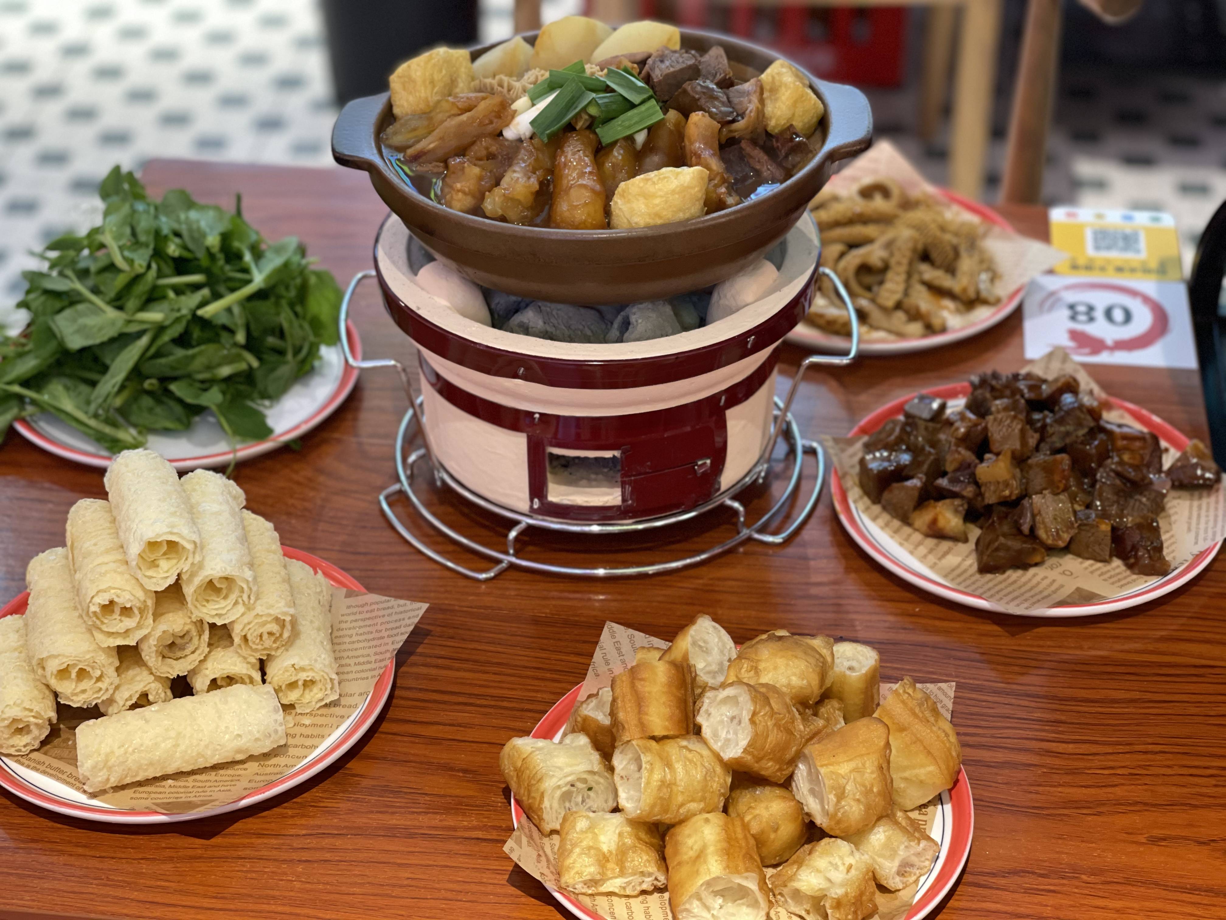 围坐在炭炉旁边,暖到冒汗就是吃牛杂煲的真谛_美味_油条_怀旧