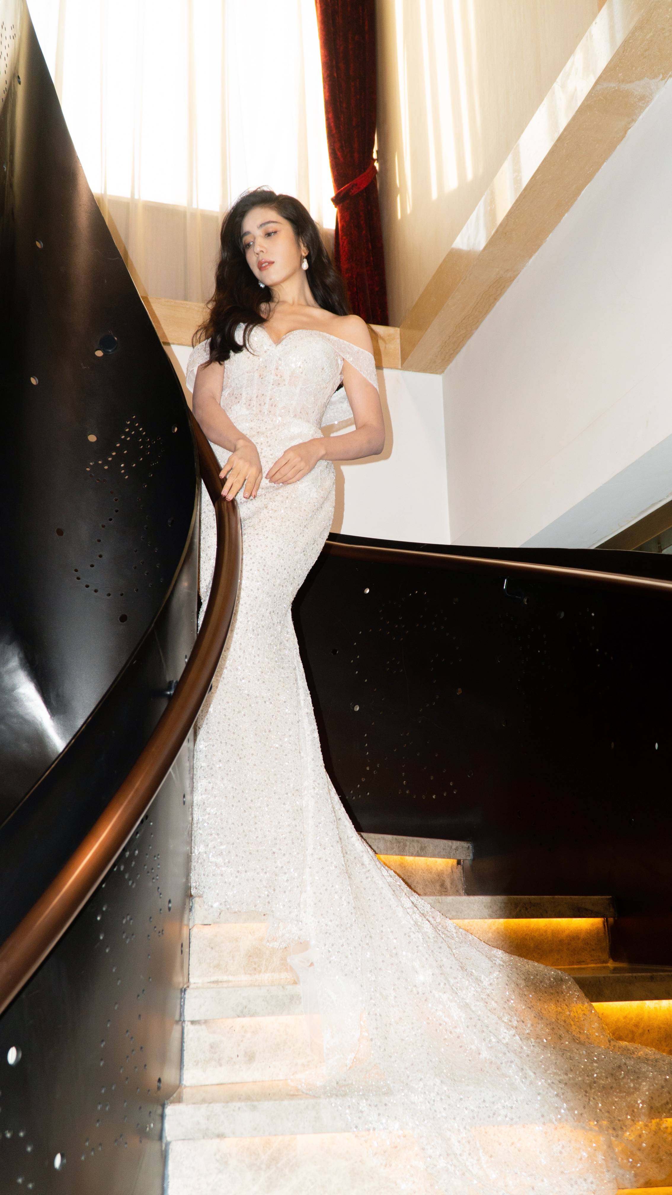 夏若妍出席2021搜狐时尚盛典进取之夜,高贵优雅性感十足!