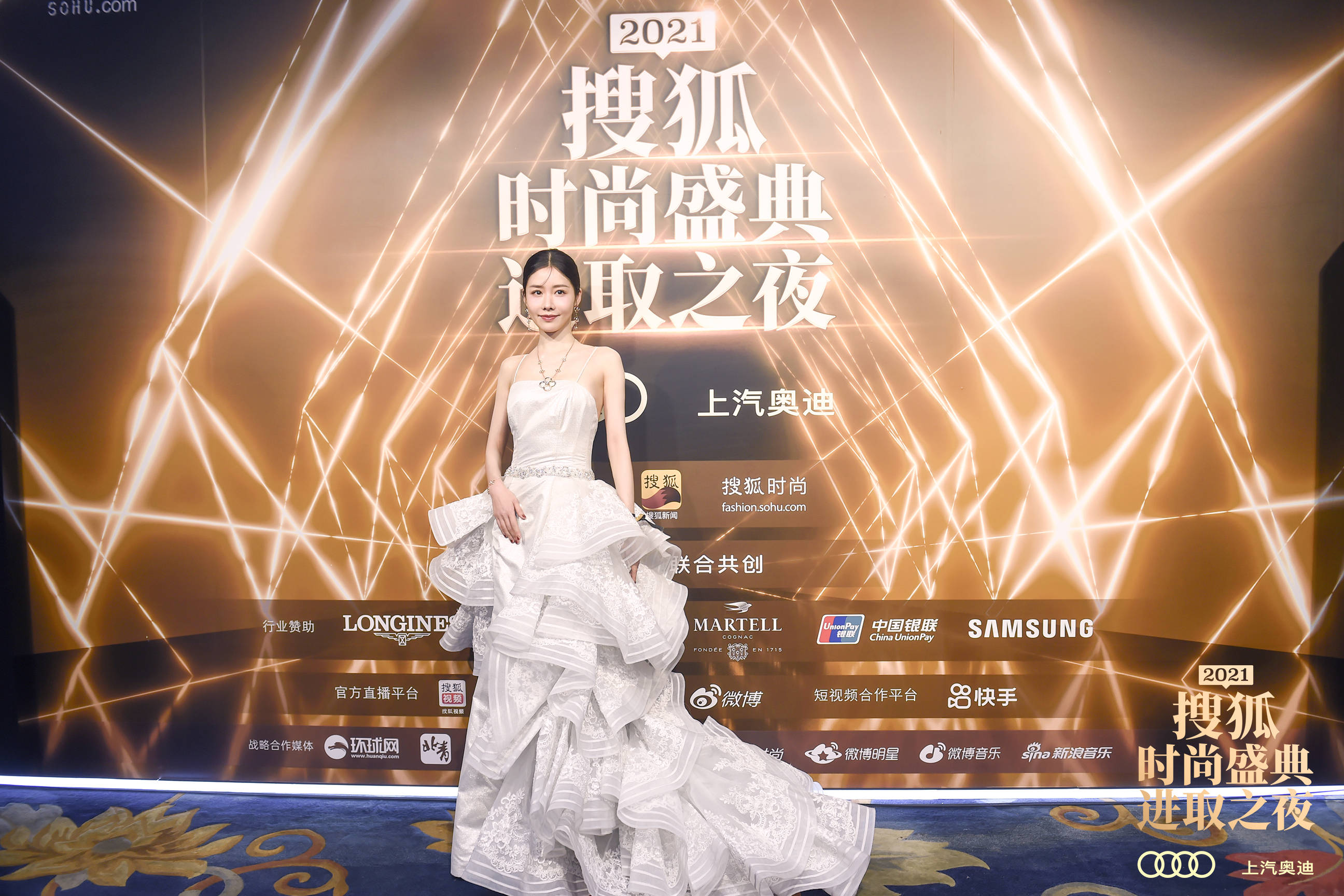 马昕墨吴昊泽登上2021搜狐时尚盛典红毯俊男美女十分养眼