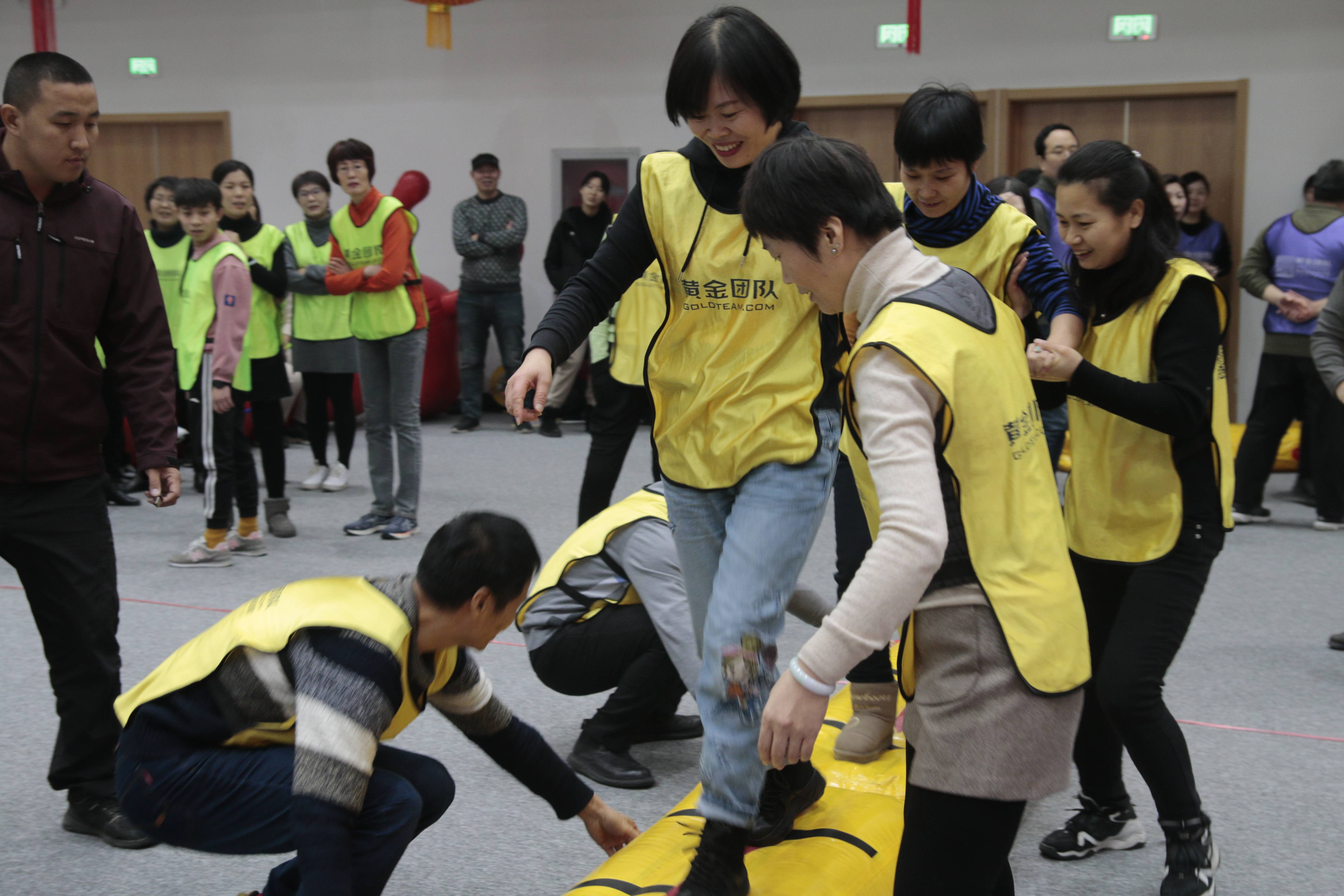 拓展团建活动之同舟共济
