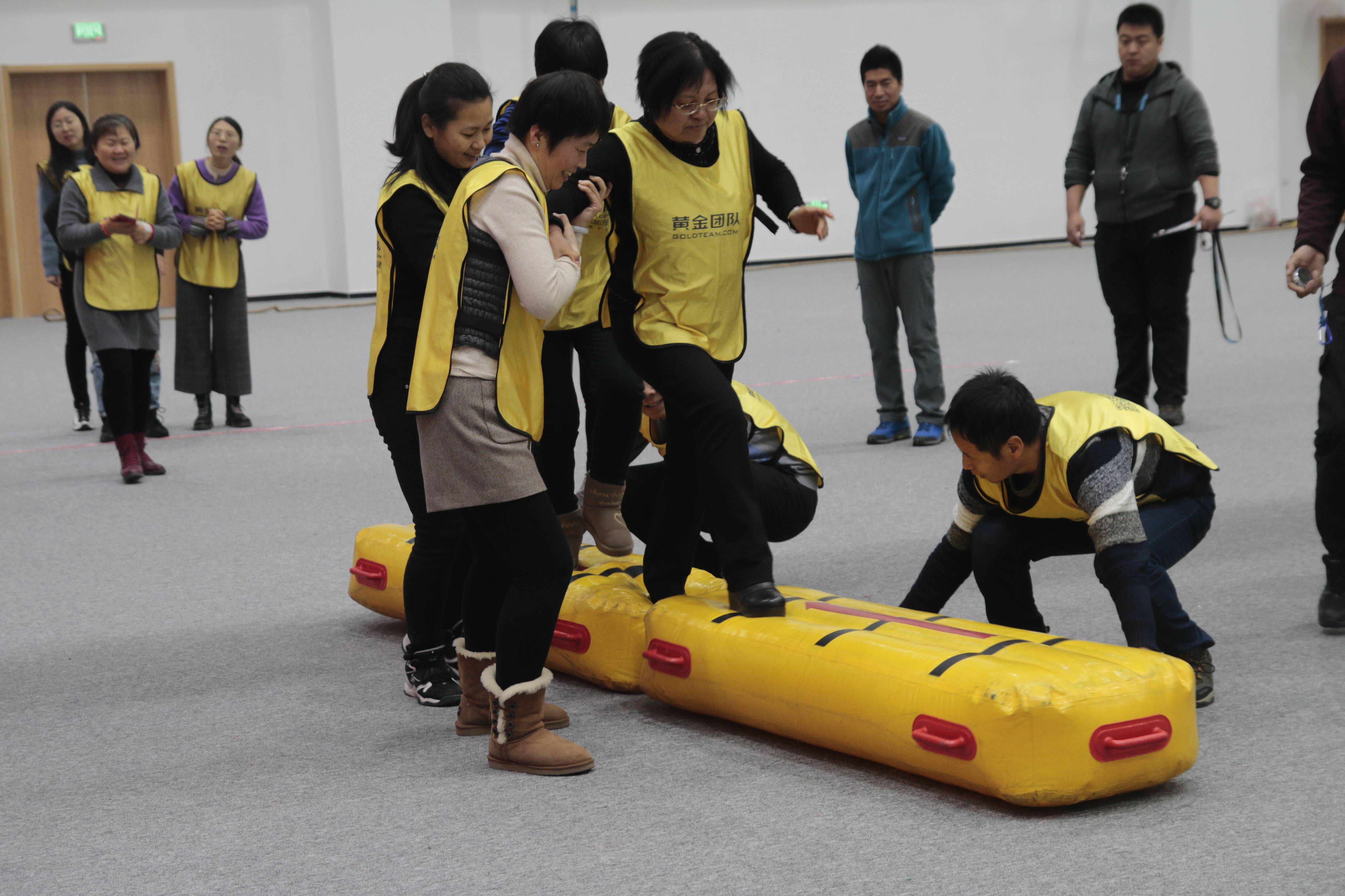 拓展团建活动之同舟共济_比赛_参赛_竹筏