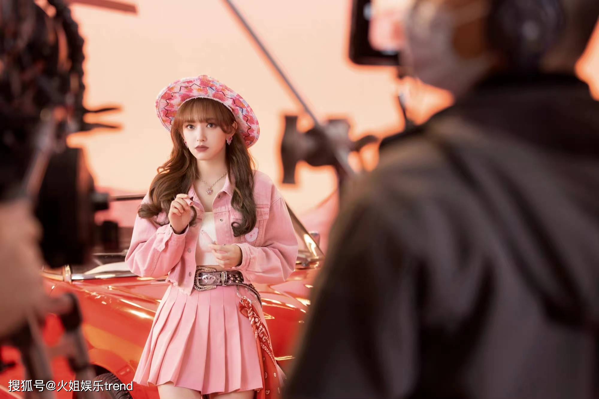 程潇颜值回归湖蓝色深v礼服吸睛新代言彩妆造型甜酷