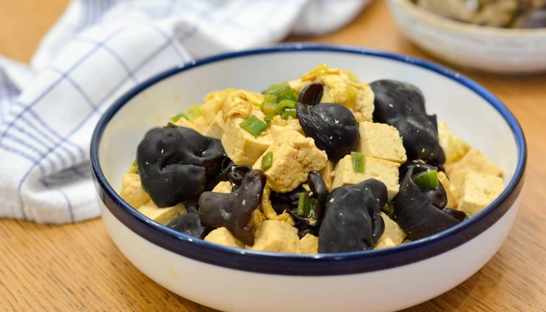 过年了厨师长分享一道快手菜鸡蛋木耳炒豆腐