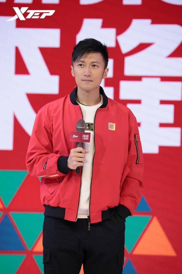 锋玩圣诞特步携手代言人谢霆锋解锁开业新潮