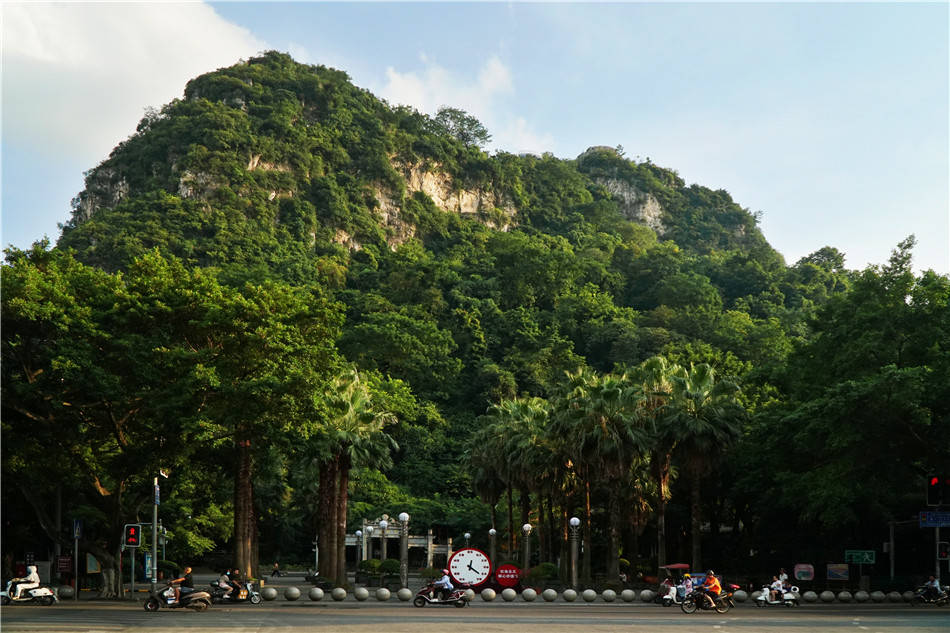 马鞍山|广西：柳州，山环水绕，宏阔博大的江，土山石峰相间中的城