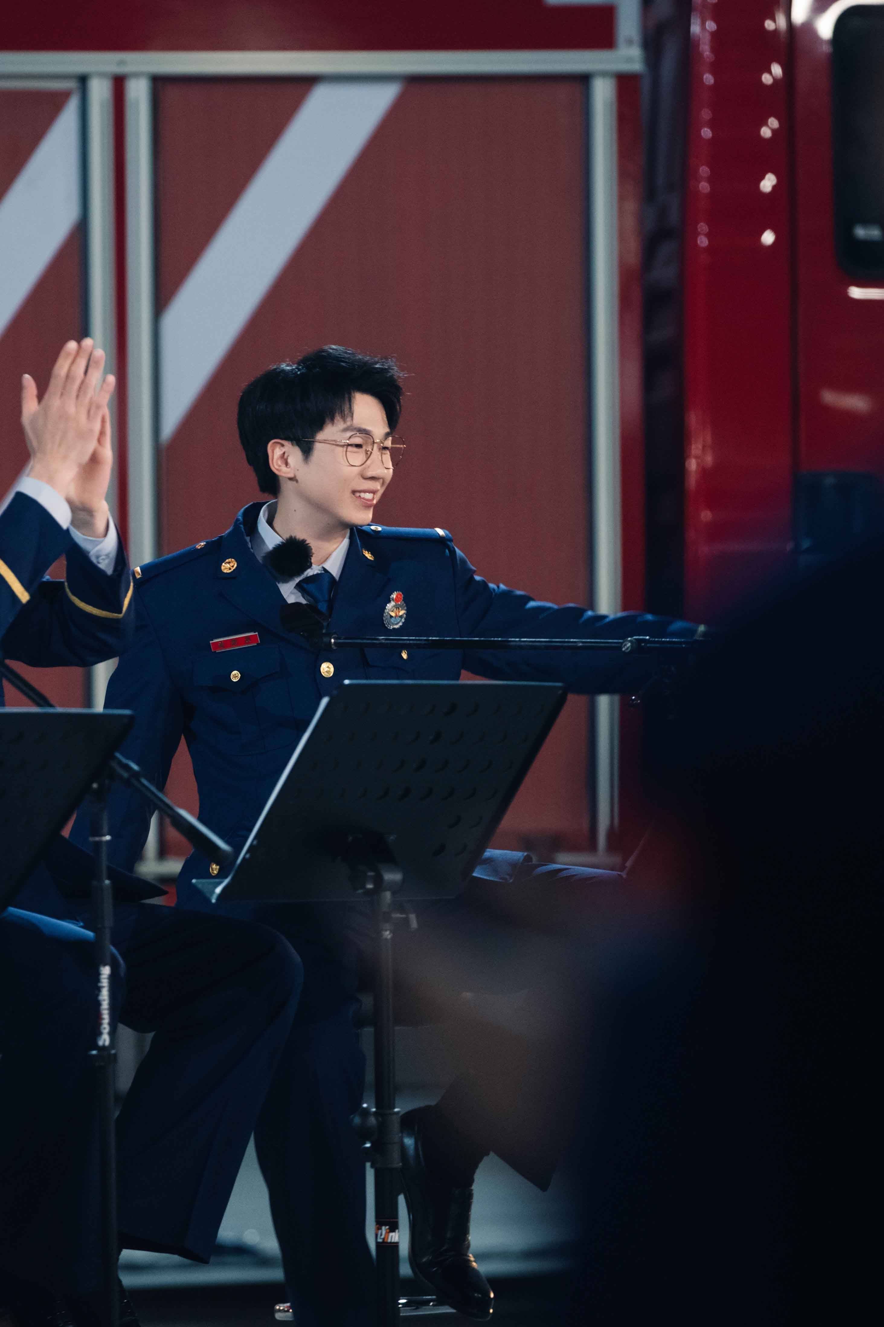 陈小春|《我们的滚烫人生》开启滚烫live秀 毕业典礼陈小春读信落泪