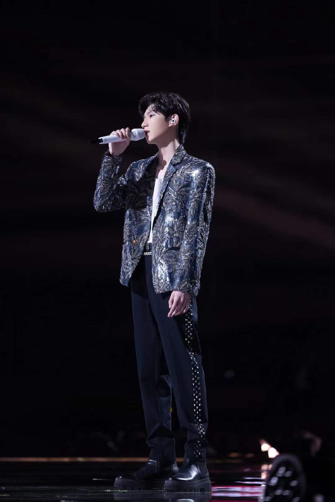 王源双台跨年演唱穿过寒冬拥抱你美好治愈温暖迎新年