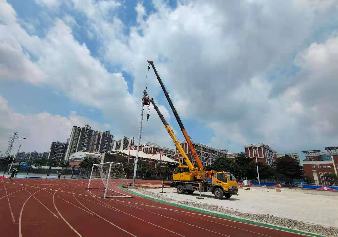 足球场想要大幅度节省运营成本你就应该选择led高杆灯