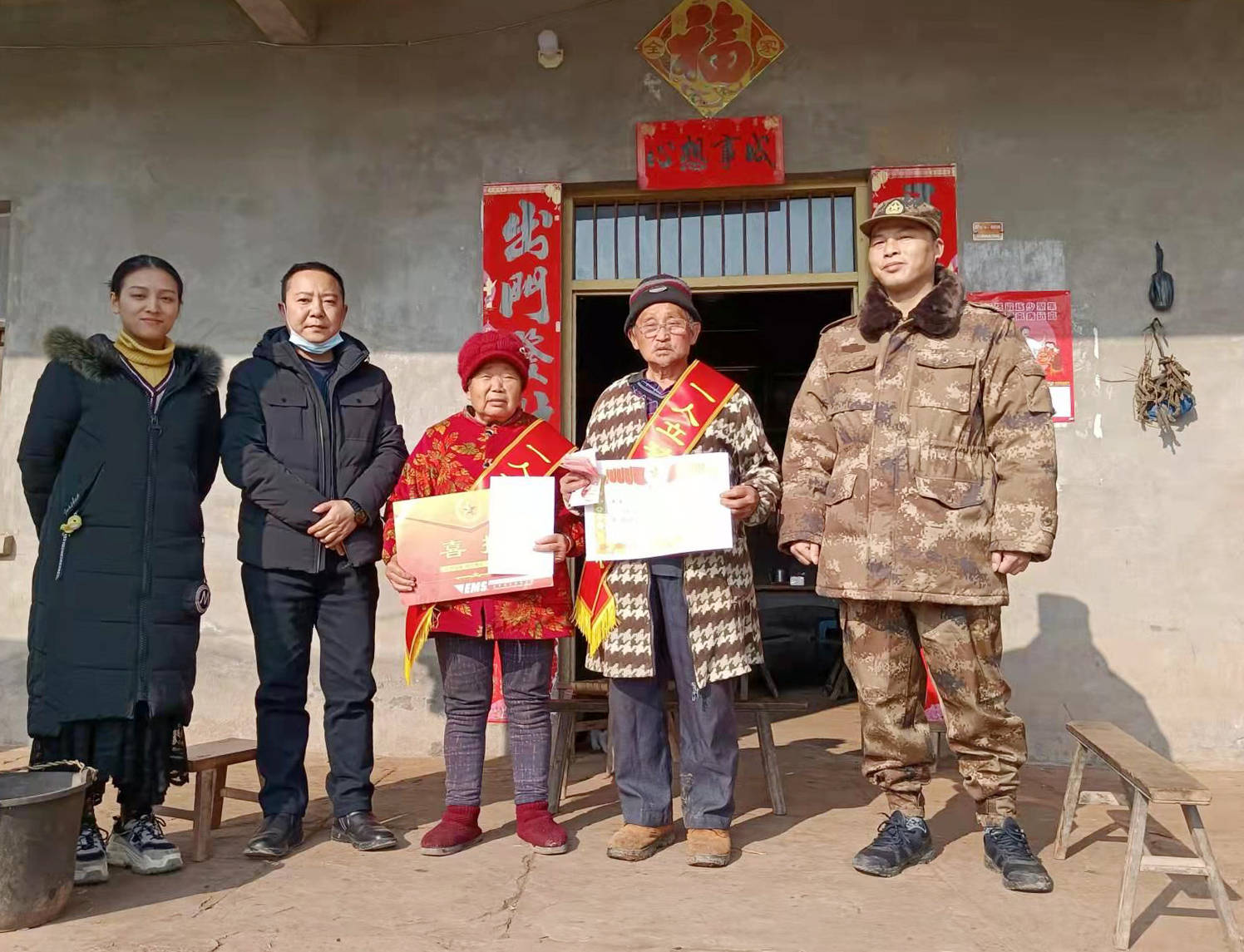 登門送喜報千里傳佳音四川中江縣的軍屬們快來收新年禮物啦