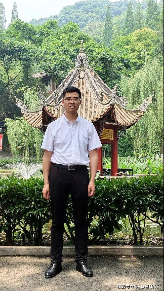 李满仓,硕士研究生,中学物理一级教师,毕业于重庆大学物理学专业.