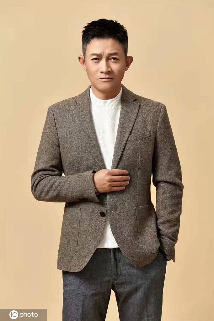 杨志刚惬意冬日写真大片 儒雅洒脱暖入人心-搜狐大视野-搜狐新闻