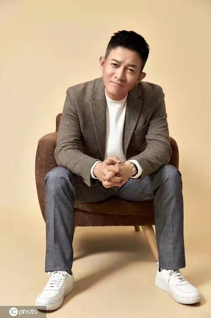 杨志刚惬意冬日写真大片 儒雅洒脱暖入人心-搜狐大视野-搜狐新闻