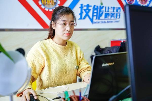 「教师故事」齐建霞:传递每一份热爱_乌鲁木齐_南京_孩子