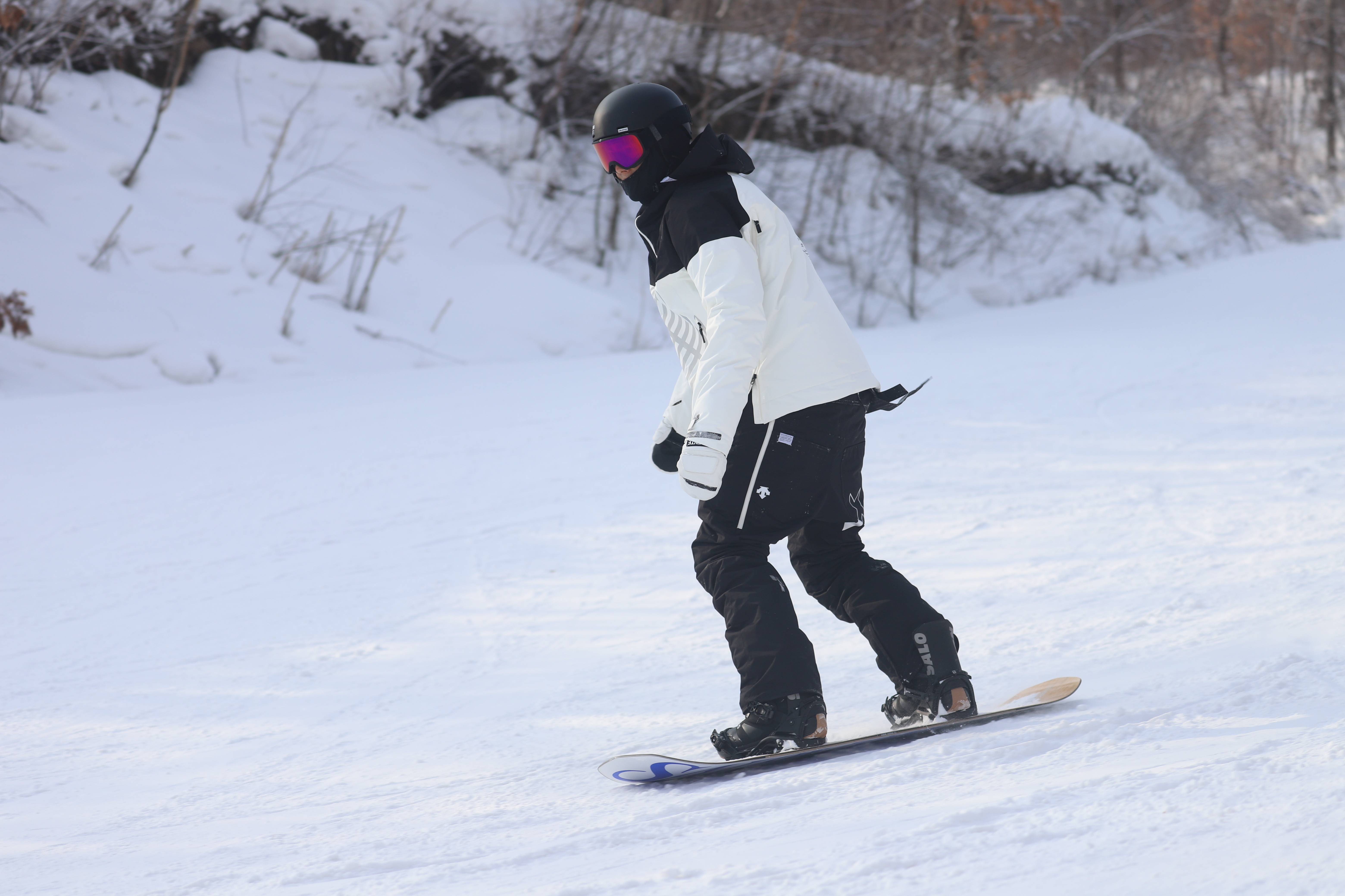 彭于晏滑雪大片曝光全副武装难掩帅气姿势超专业