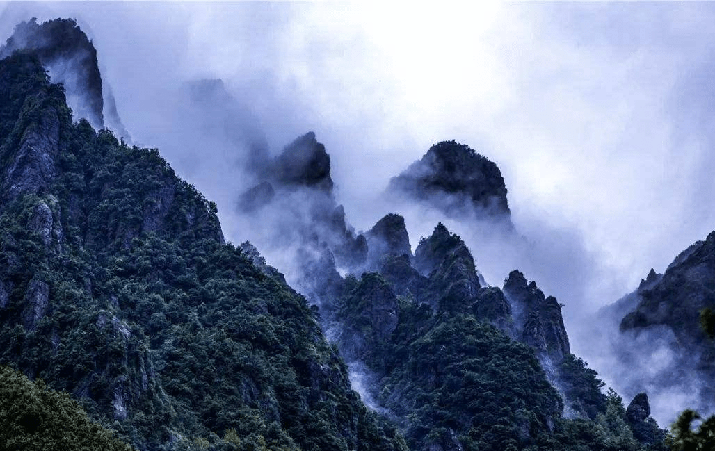 江西绝美景区走红，幽谷叠翠、奇峰峥嵘，是度假的好地方