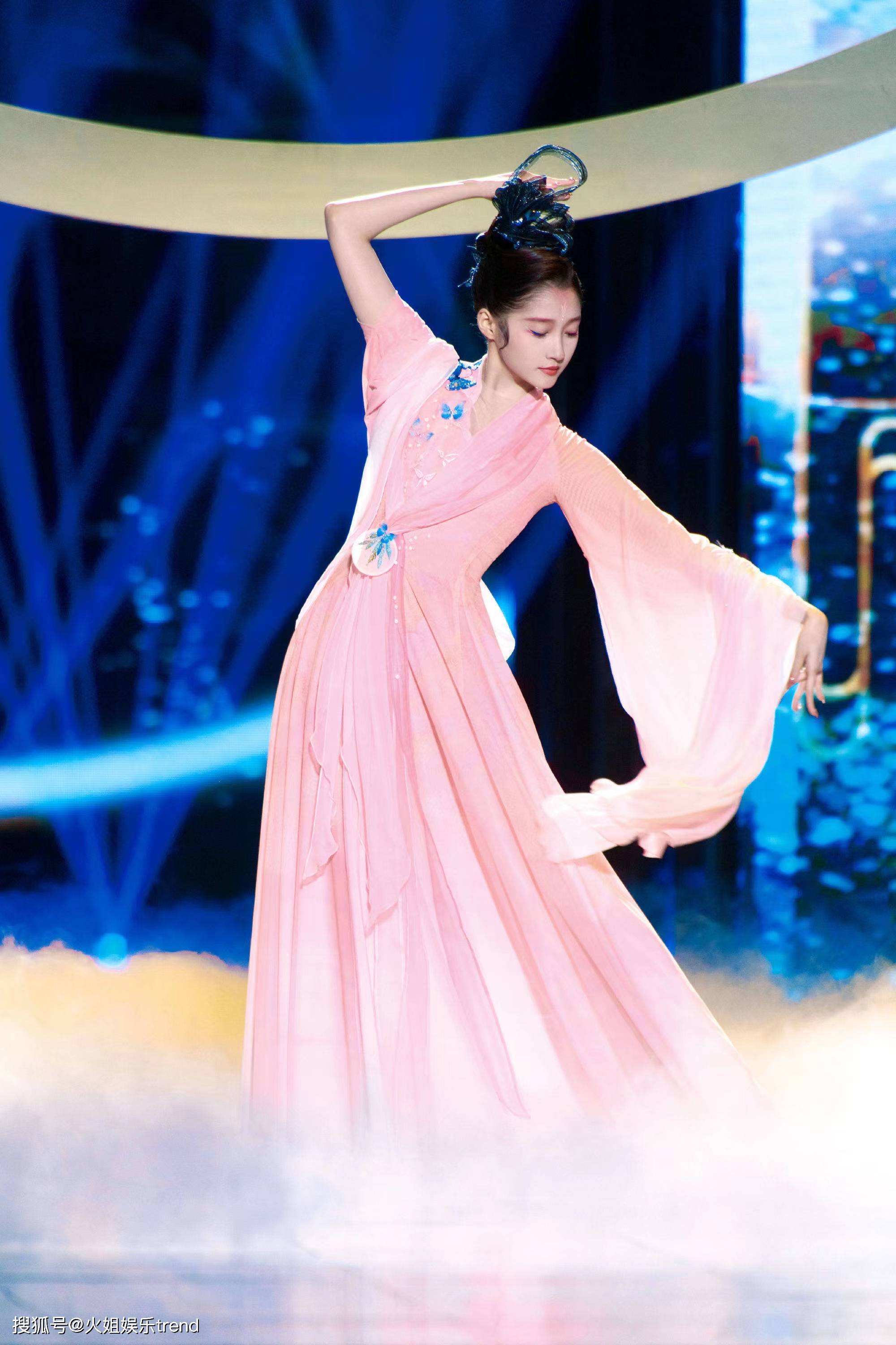 关晓彤身材不输傅菁同台长腿吸睛关晓彤厚积薄发舞台惊艳