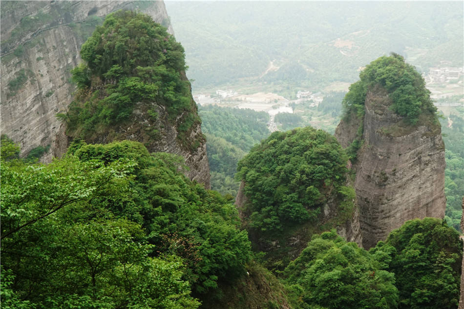 江西：赣州，南武当，头戴翠绿，峰丛簇拥的丹霞山