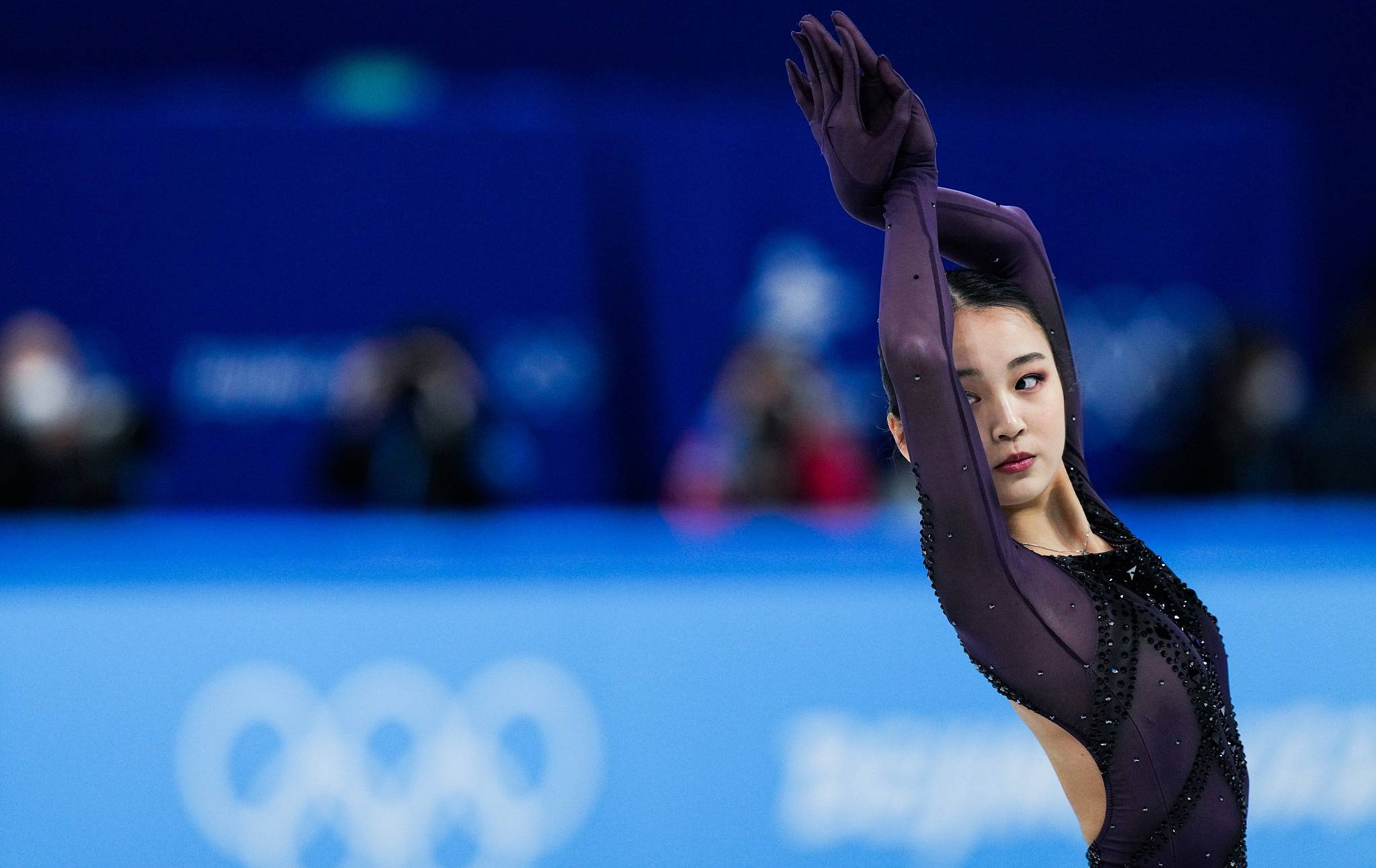 北京冬奥会花滑团体赛中国女单选手朱易失误摔倒