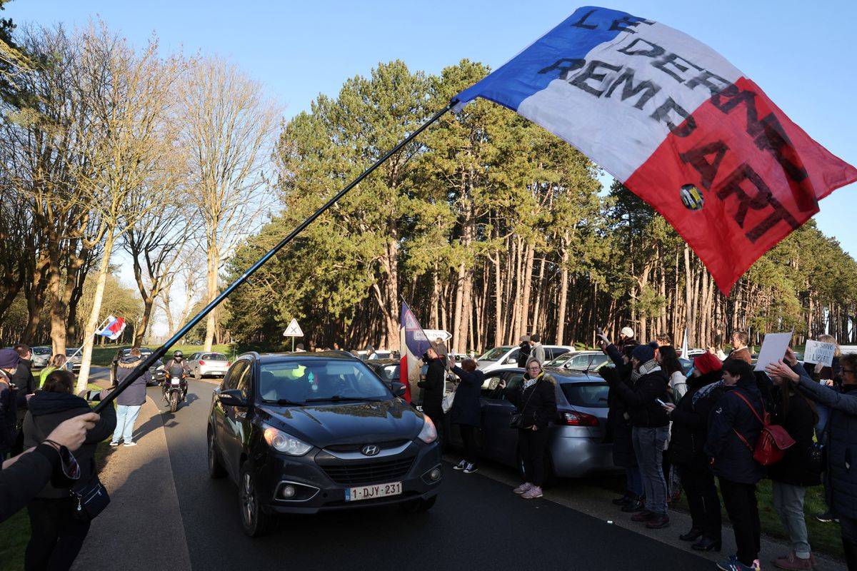 效仿加拿大 法国 自由车队 从全国各地向巴黎进发 数千警力待命阻止 抗议 背心 示威