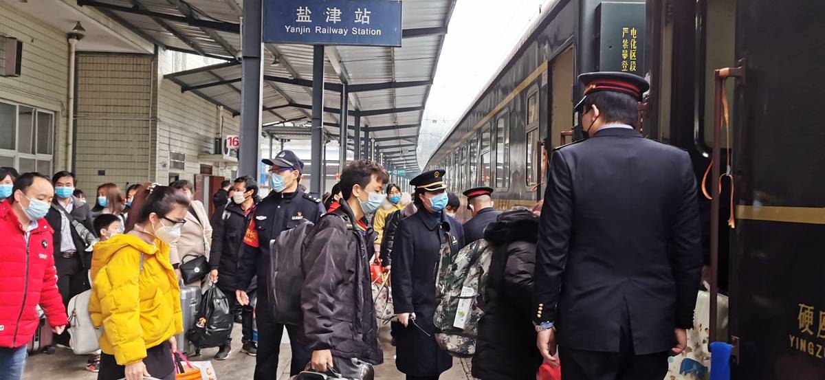 春运中的盐津站:两小时把"无名"旅客送到家_疫情_车站_列车