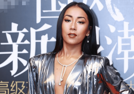 吉克隽逸真人间尤物 连衣裙v领低到肚脐 这深度一般人不敢尝试 行动 银色 套装