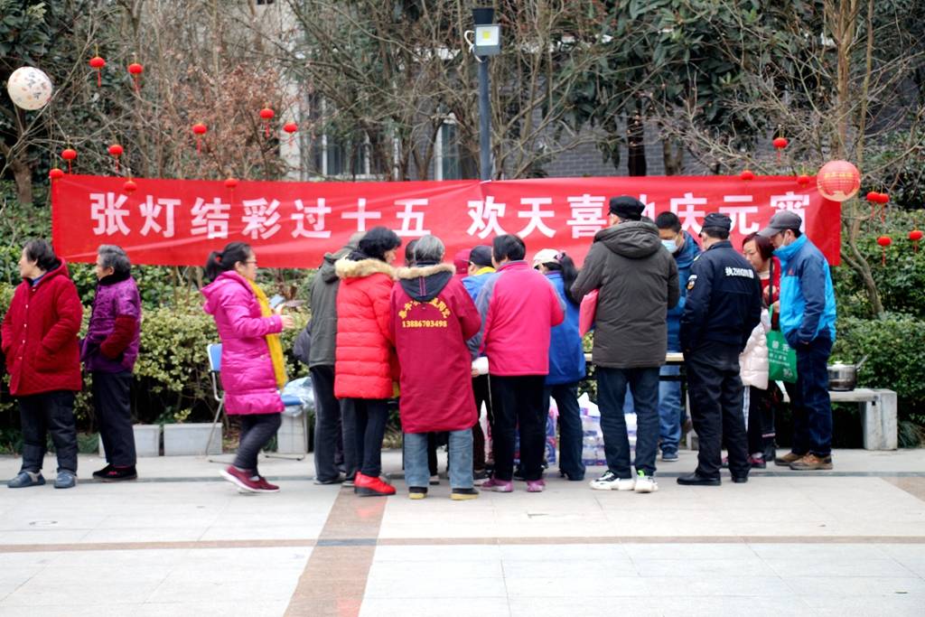 长航东院内科医生为居民测量血压.拉横幅,安放展架.