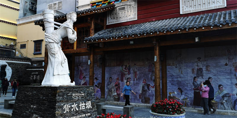 康定河边有座"背水姑娘"雕塑,往里几步就是"水井子"泉眼,在康定城没有