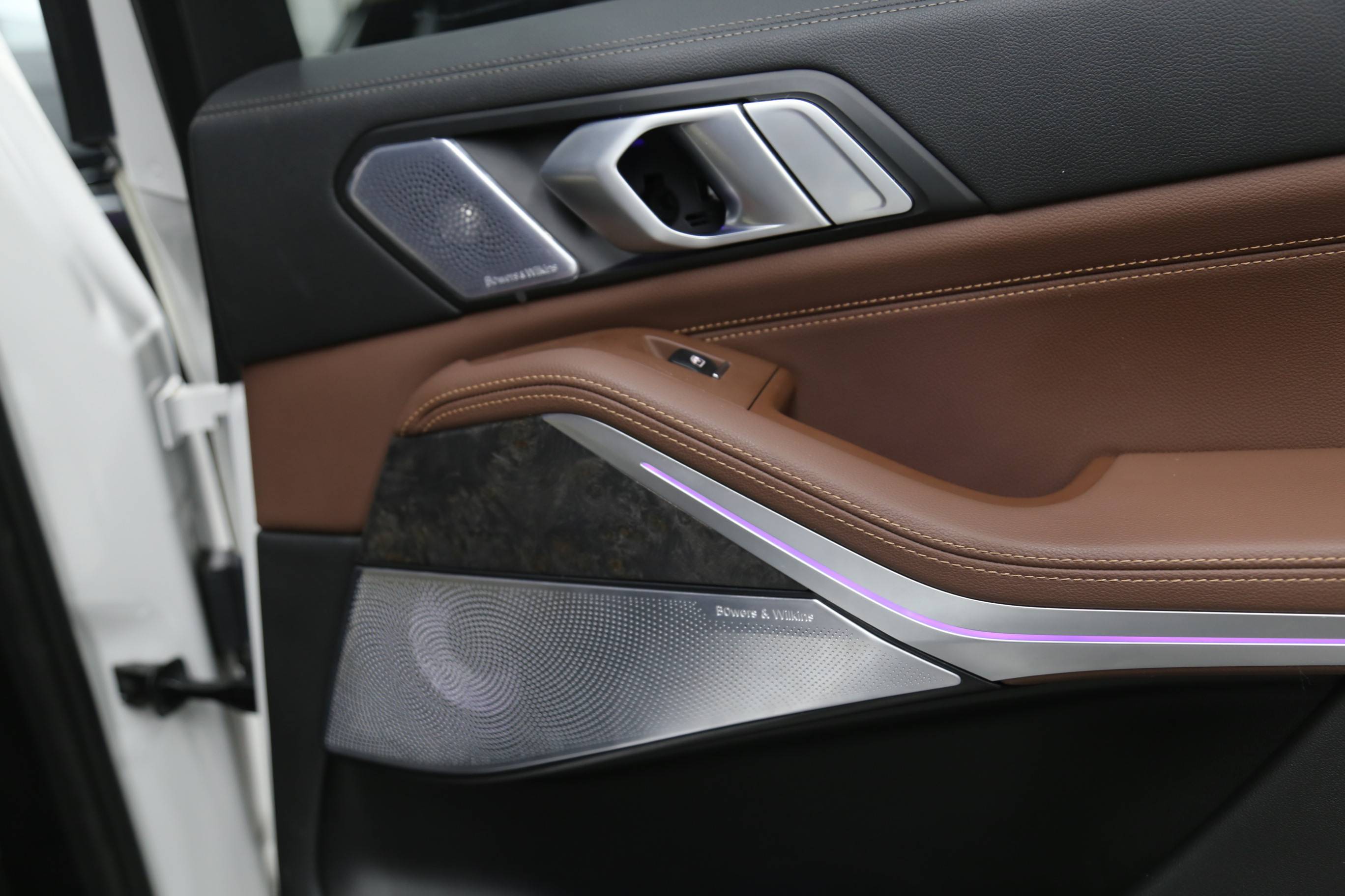 宝马x5升级宝华韦健音响发光盖板