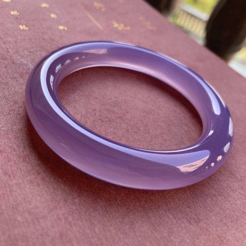 紫玛瑙颜色是单一的紫色,纯正的紫玛瑙很少,一般都是稍显次的,这种紫