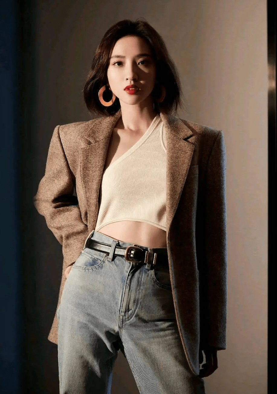 棕色 唐艺昕春季穿搭，西服+牛仔 展现不一样的魅力