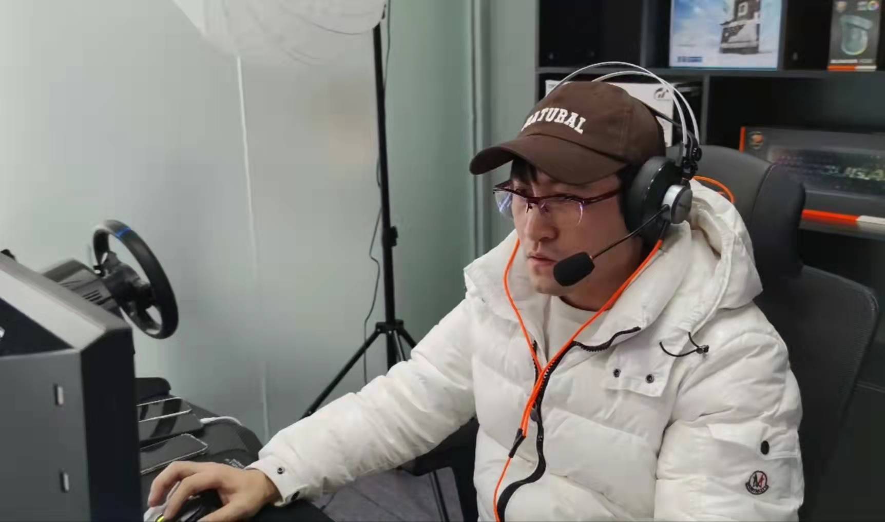 冯钢作为国内首部完成丧尸剧的导演,也曾经作为电竞手多次参加"街霸"