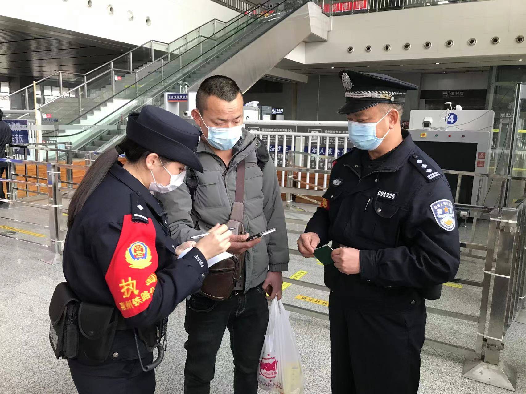 这个警察蜀黍有点厉害帮助聋哑人买票乘车